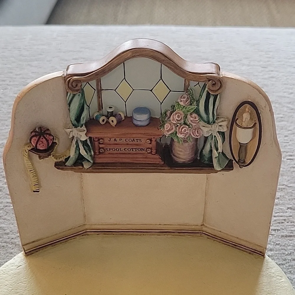 GOEBEL 1999 Hummelscapes quilting bee stand. 1047-D Great condition.